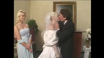 Доктор осматривает вульву молодой девушки